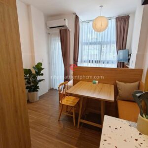 Bên trong căn phòng được thiết kế đầy đủ nội thất phù hợp làm căn hộ dịch vụ, cho thuê