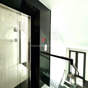 Căn nhà có được trang bị thang máy và cầu thang bộ, thuận tiện di chuyển