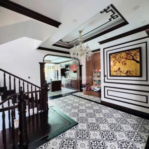 Biệt thự được bố trí thêm thang máy, nội thất còn mới