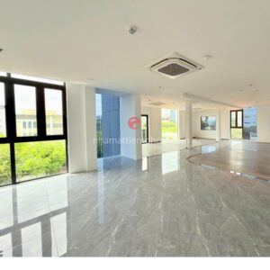 Không gian văn phòng thông sàn, trần cao, ánh sáng tự nhiên, dễ dàng bố trí công năng.