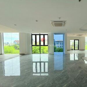 Khu làm việc thoáng đãng, cửa kính lớn, tầm nhìn mở, tối ưu trải nghiệm sử dụng.