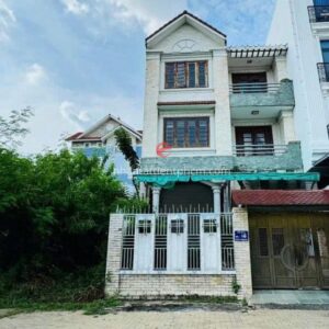 Ảnh chụp mặt trước nguyên căn biệt thự có kết cấu 3 tầng - áp mái