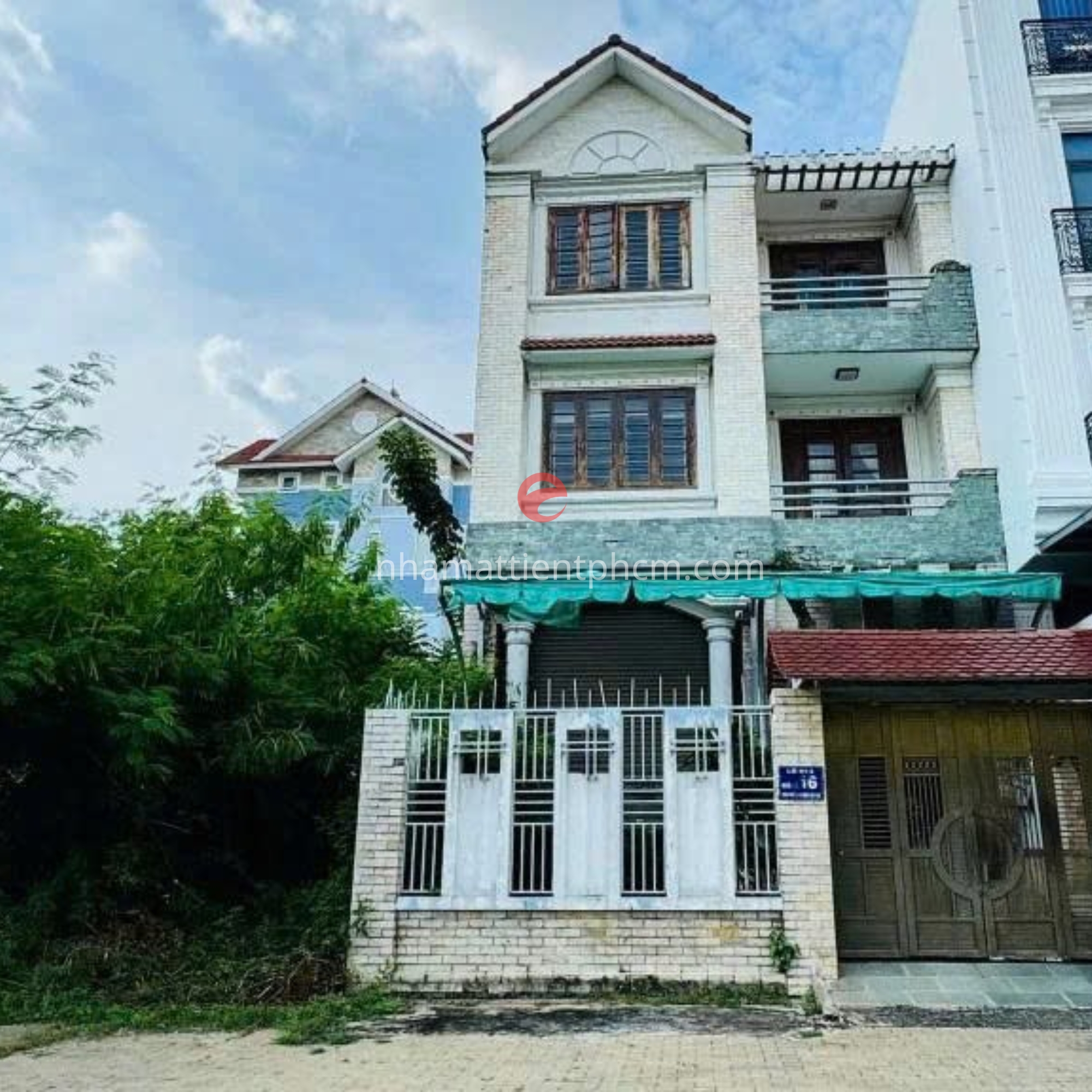 Ảnh chụp mặt trước nguyên căn biệt thự có kết cấu 3 tầng - áp mái