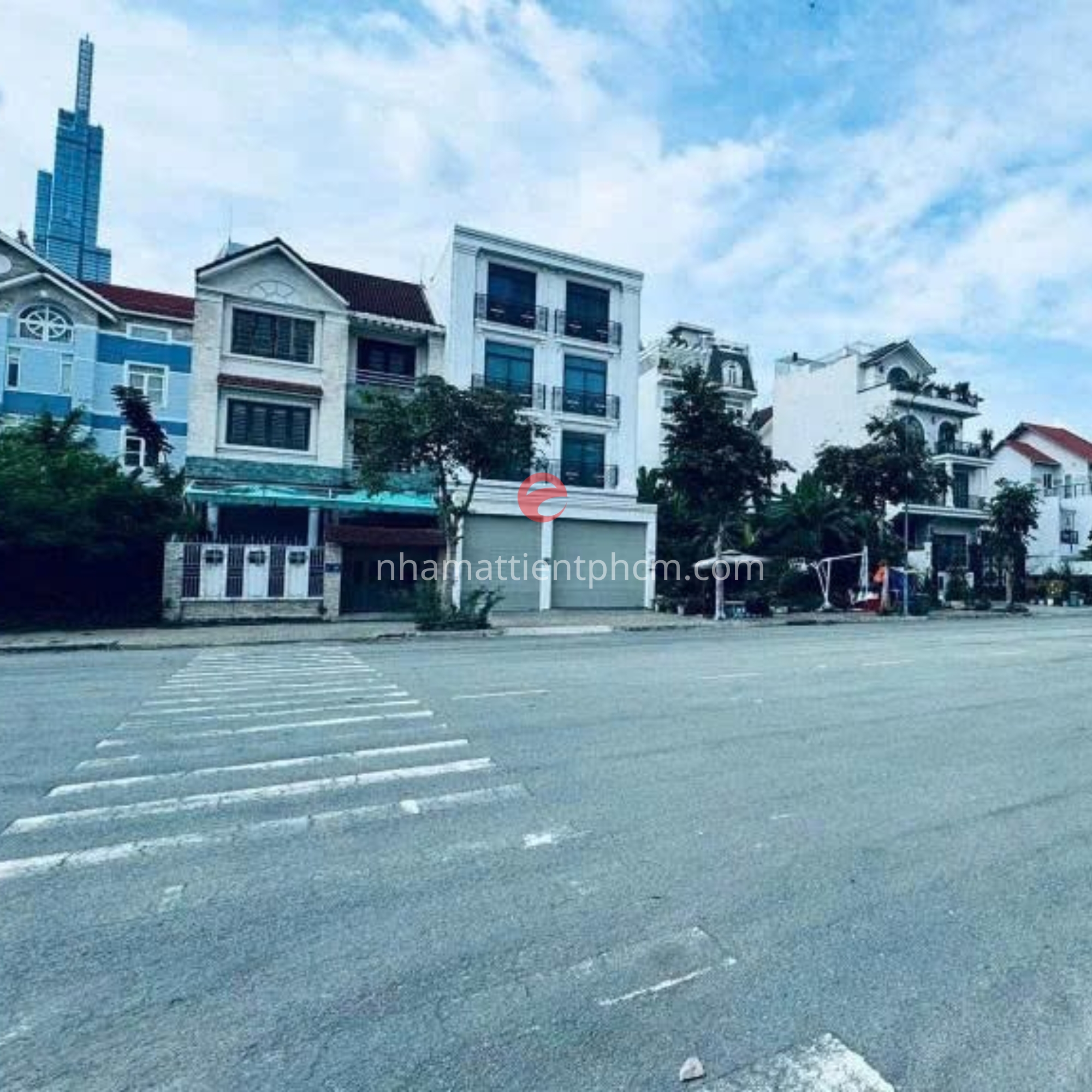 Ảnh chụp mặt trước nguyên căn biệt thự có kết cấu 3 tầng - áp mái