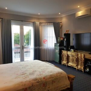 Nội thất bên trong phòng ngủ của căn biệt thự được thiết kế sang trọng, đón ánh sáng tự nhiên từ bên ngoài vào