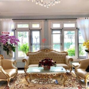 Phòng khách được đón ánh sáng trực tiếp từ bên ngoài vào, tạo ra không gian thoáng mát, sáng tinh khôi