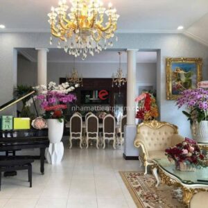 Phòng khách được đón ánh sáng trực tiếp từ bên ngoài vào, tạo ra không gian thoáng mát.