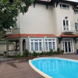 Hồ bơi ngoài sân Vườn