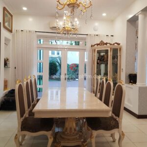 Nội thất bên trong căn biệt thự được thiết kế sang trọng, đón ánh sáng tự nhiên từ bên ngoài làm cho căn nhà thoáng mát hơn