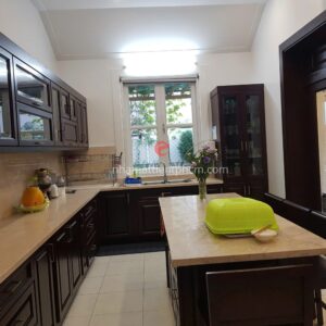 Không gian phòng bếp được bố trí với diện tích phù hợp không quá to cũng không quá nhỏ