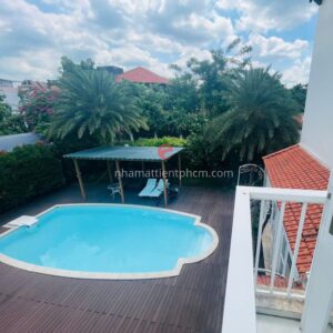 Hồ bơi trong sân vườn