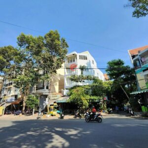 căn nhà ở hữu vị trí mặt tiền