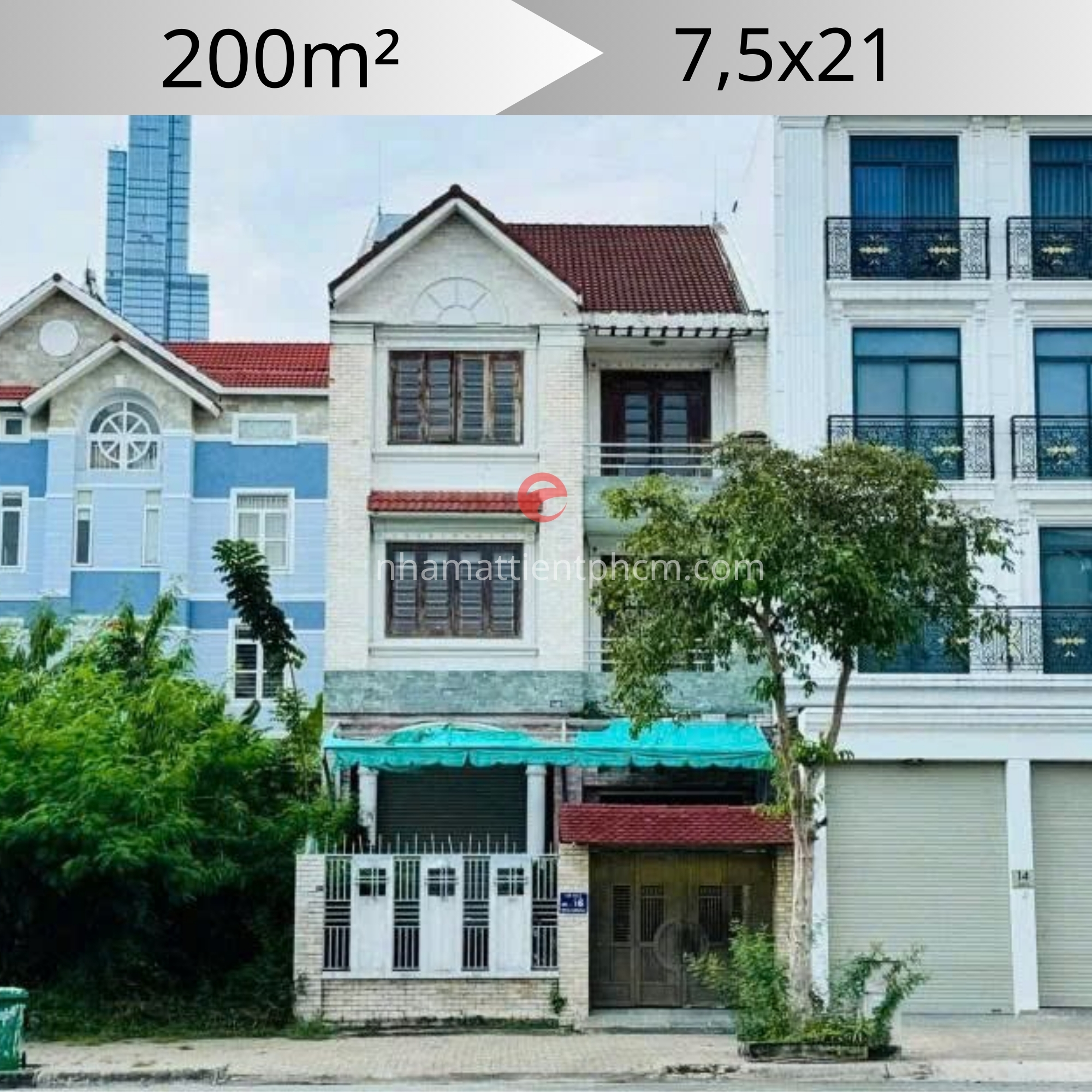 Mặt trước của căn biệt thự hướng Đông Nam