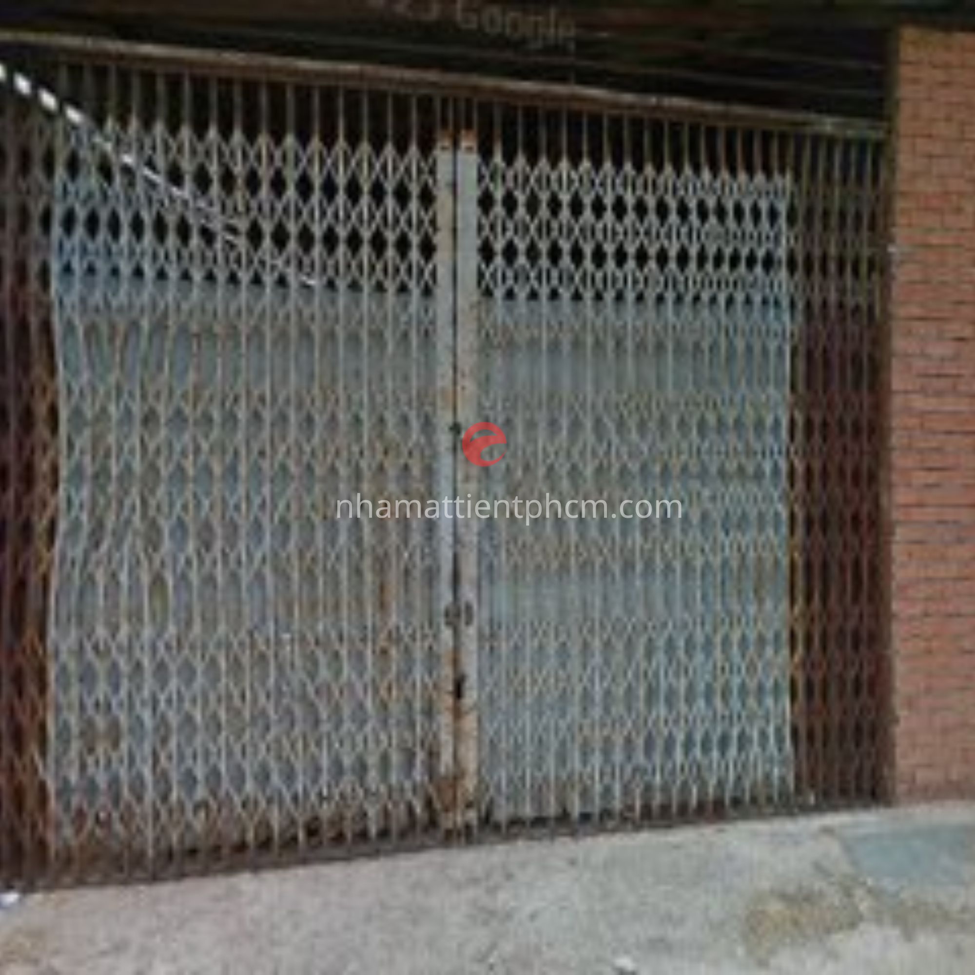 Phía trước của căn nhà bên cạnh