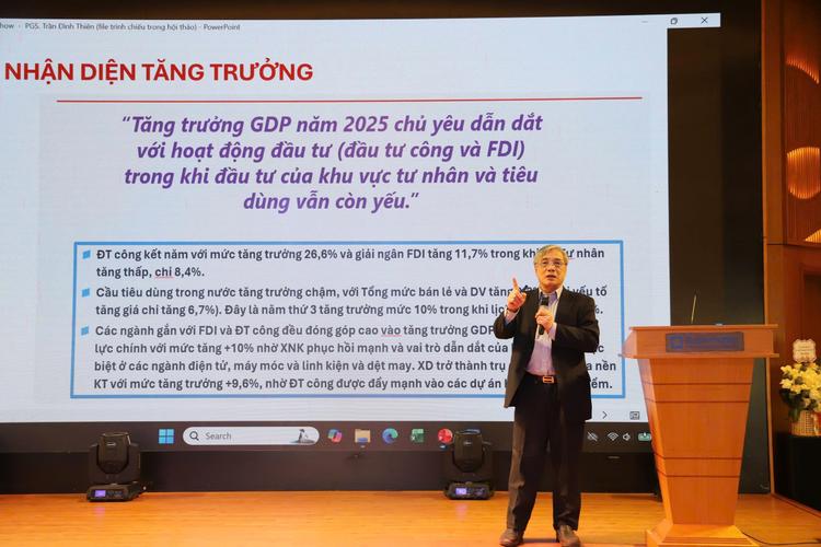 PGS.TS Trần Đình Thiên phát biểu tại hội thảo