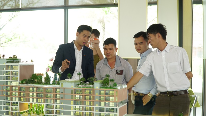 Khách hàng đang xem sa bàn một dự án Bất động sản tại Đồng Nai. 