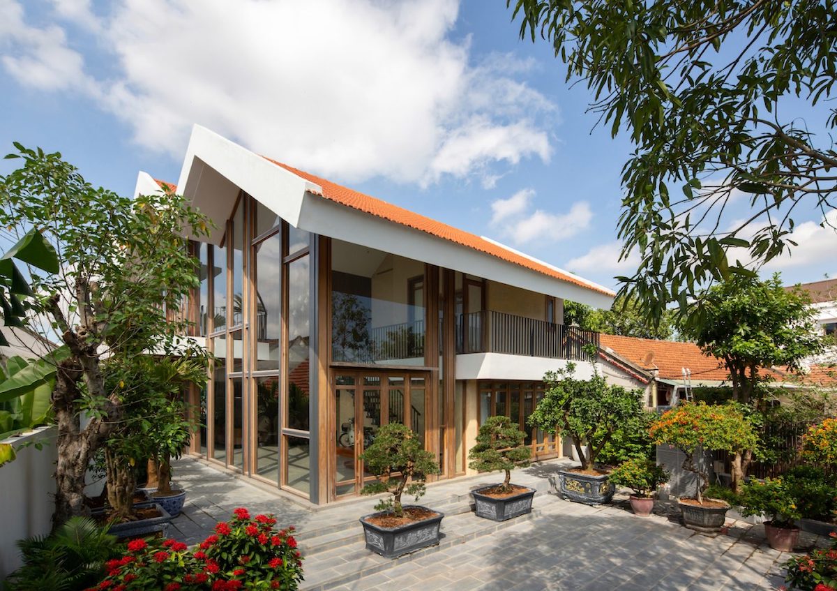 Căn nhà ngoại ô mang phong cách hiện đại hòa quyện thiên nhiên, thiết kế mở với nhiều mảng kính, mái ngói ấm áp và khoảng sân xanh yên bình – lý tưởng cho cuộc sống chậm, riêng tư và thư thái. (Ảnh: Internet)